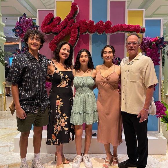 🌺 @lvfitmama is LIVE! Join the FUN and SAVE on high condition only luxury! 🌺 - Picture 3 of 6